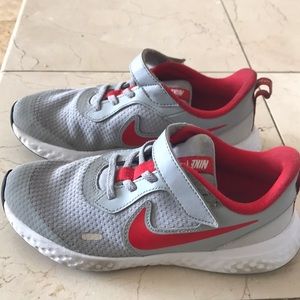 Great Nike Revolution little boy size 1,5 US velcro closure sneakers